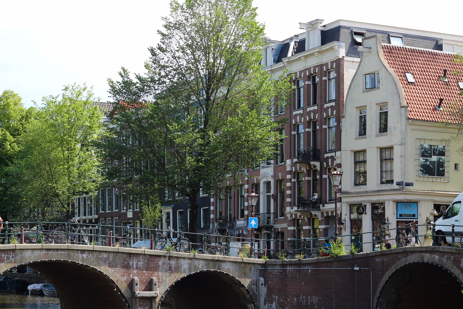 Nederlandse rijtjeshuizen in de ochtendzon